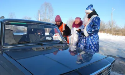Дед Мороз и Снегурочка напомнили Свободненским водителям о ПДД на ж/д переездах