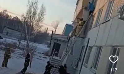 Пожарные спасли амурчанку от падения с высоты третьего этажа