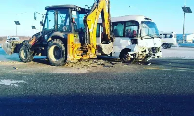 Пассажир автобуса пострадал в ДТП с экскаватором на подъезде к Свободному