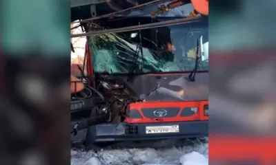 Автокран протаранил автобус с 15 пассажирами в Хабаровске
