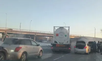 Двойное ДТП затруднило движение на кольцевой развязке в Благовещенске