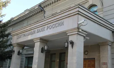 Покупку валюты на фоне обвала рубля приостановил Центробанк