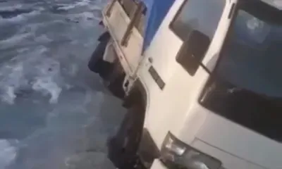 Грунтовые воды разлились в амурском поселке, машина провалилась под лед