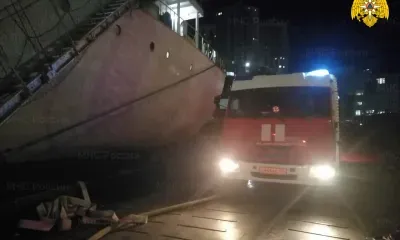 Судно вспыхнуло у причала во Владивостоке 