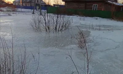 Зимние ручьи вышли из-под контроля и затопили дорогу в амурском селе 