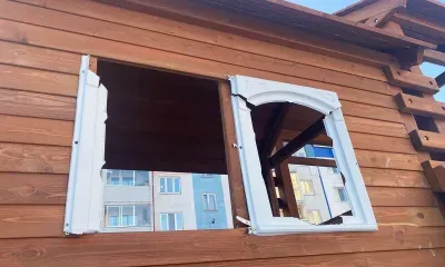 Вандалы выбили окна с антивандальными рамками в детском комплексе Тынды