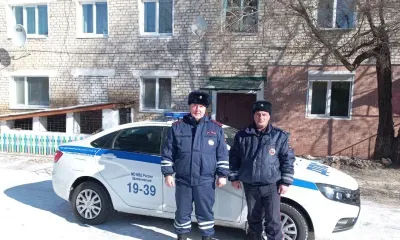 Жильцов горящего дома спасли двое полицейских из Шимановска