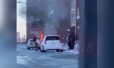 Автомобиль пытались потушить люди в микрорайоне Благовещенска