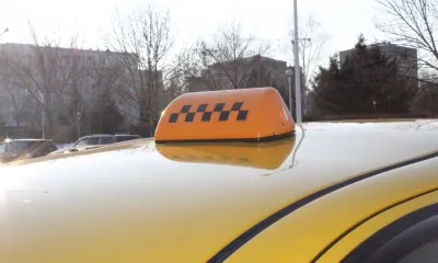 Автомобили такси в китайском Хэйхэ обклеили изнутри пленкой из-за коронавируса