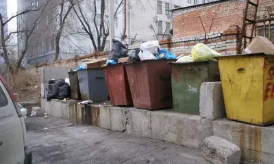 Мусорные контейнеры горели во дворе в Благовещенске