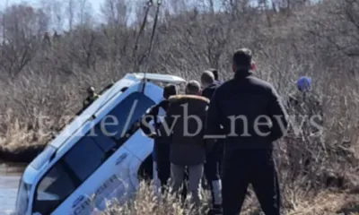 Внедорожник скатился в реку в Свободном