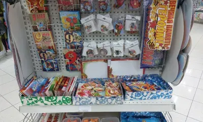 Флажки, значки и береты: амурские магазины подготовились ко Дню Победы