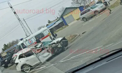 Легковой автомобиль искорежило в жесткой аварии в Благовещенске