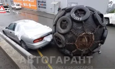 Огромный буй, выпавший из грузовика, раздавил иномарку во Владивостоке