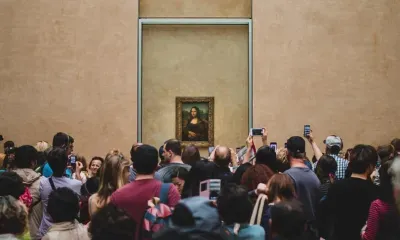 Кусок торта бросил мужчина в Лувре в картину Леонардо да Винчи "Мона Лиза"