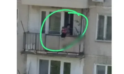 Мать свесила своего двухлетнего ребенка с балкона четвертого этажа в Приморье