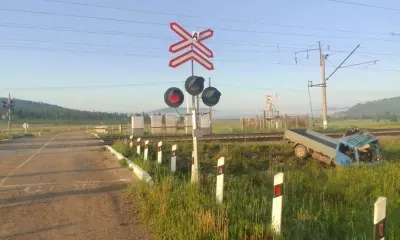 Грубое нарушение водителем грузового автомобиля ПДД стало причиной ДТП на переезде в Забайкальском крае