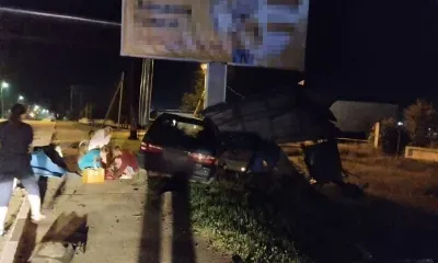 Иномарка на большой скорости снесла остановку в Шимановске 