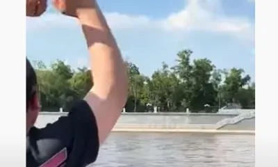 Китайский блогер на русском языке с теплохода поприветствовал прохожих в Благовещенске