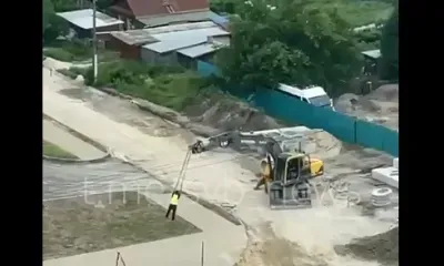 Рабочий прокатился на "карусели" во время ремонта дороги в Свободном