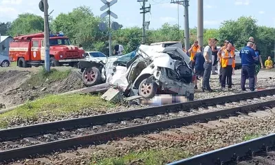 Автомобиль превратился в груду металла при столкновении с поездом в Амурской области
