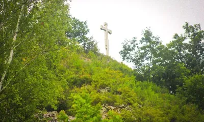 Крест на российско-китайской границе освятил священник из Приамурья