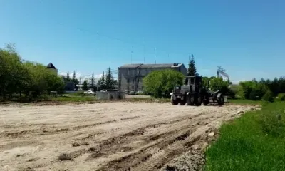Тротуарную плитку укладывают в сквере железнодорожников в Шимановске