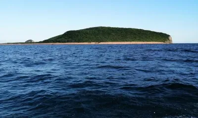 Вертолет приступил к спасению людей с унесенных в море барж в Хабаровском крае