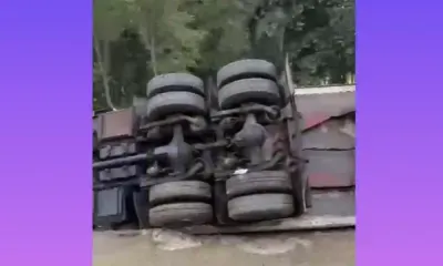 Водители разграбили перевернувшуюся фуру с дынями в Приморье
