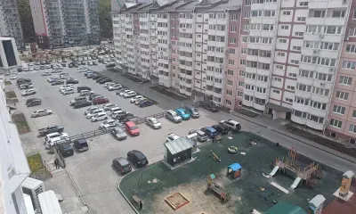 Кирпич бросил из окна мальчик и случайно тяжело травмировал девочку