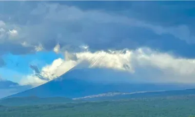 Спасатели добираются на помощь туристам на Ключевском вулкане в непростых погодных условиях