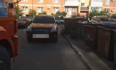 Припаркованные автомобили мешают вывозу мусора в Благовещенске