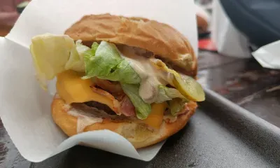 Пиццу и бургеры диетолог назвала самыми безопасными видами фастфуда