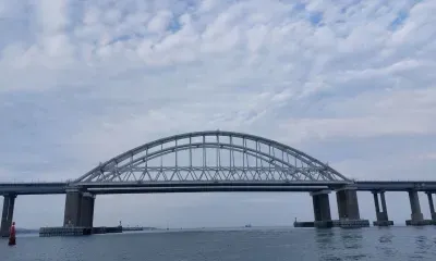 Два автомобильных пролета частично обрушились на Крымском мосту