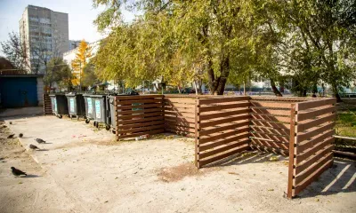 Площадки для мусора, огороженные досками из вторсырья, появились в Благовещенске