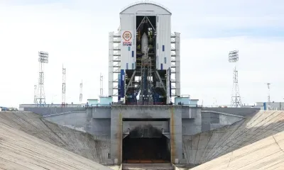 Ракету с космическими аппаратами вывезли на старт на космодроме Восточный