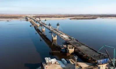 Плиты проезжей части укладывают на мосту через Зею, сообщил Василий Орлов