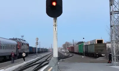 Автомобилист столкнулся с грузовым составом на ж/д переезде в Благовещенске