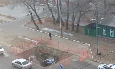 Автомобили упали в дорожную яму в Благовещенске