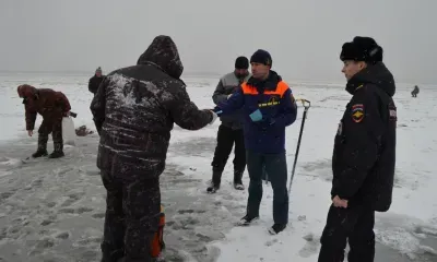 Рыбаки вышли на неокрепший лед Зеи в Благовещенске