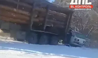 Лесовоз "прижал" микрогрузовик на трассе Амурской области
