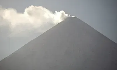 Раскаленные "бомбы" начал выбрасывать вулкан на Камчатке