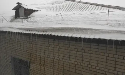 Снег со льдом, упавший с крыши детского сада в Магадане, убил 8-летнего мальчика