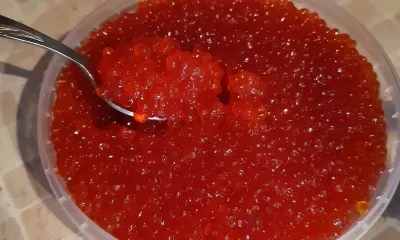 Красную икру скупают россияне в преддверии Нового года