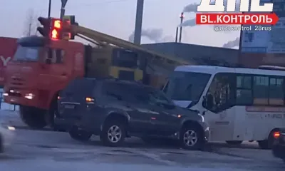 Девушка-пассажир пострадала при столкновении автобуса и внедорожника в Благовещенске