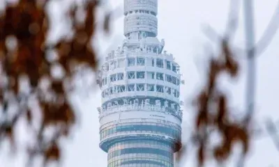 Останкинская телебашня в Москве обледенела из-за сильных морозов в Рождество