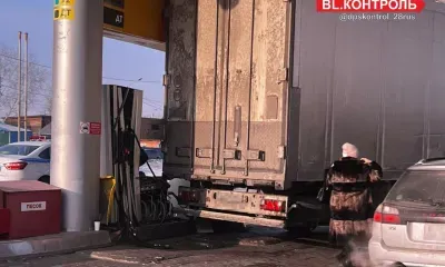 Фура совершила наезд на бензоколонку на АЗС Благовещенска