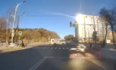 ГИБДД вычислила водителя автобуса, проехавшего на "красный" в Благовещенске