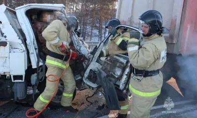 Спасатели деблокировали водителя, пострадавшего в ДТП на автодороге "Амур"
