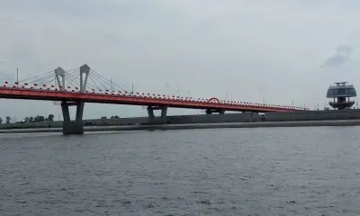 Российские водители приезжают на автобусах в Китай, чтобы вывезти технику через Амур